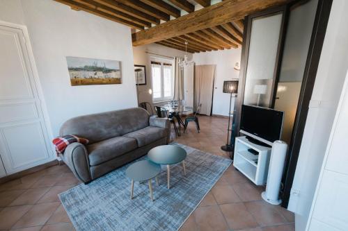 un salon avec un canapé et une télévision dans l'établissement Les Célestins-Hypercentre proche Bellecour AIL, à Lyon