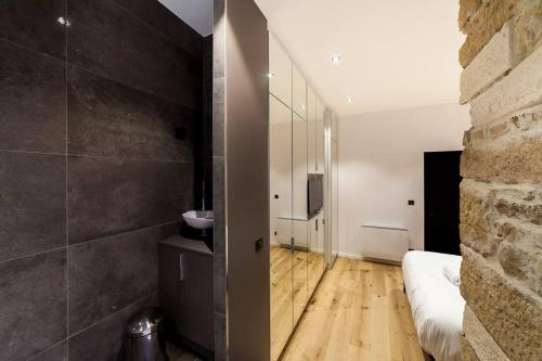 A bathroom at Pure happiness in the center of Lyon - AC and balneotherapy