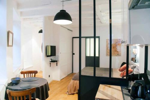Cette chambre comprend une table et un lit. dans l'établissement Le Saint-Paul du Vieux-Lyon - parking inclus AIL, à Lyon