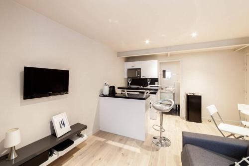 une pièce avec une cuisine et un salon dans l'établissement Studio parfaitement équipé - Métro Cordeliers AIL, à Lyon