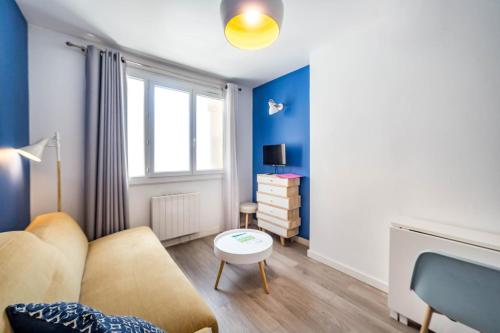 里昂的住宿－Appartement cosy, proche Part-Dieu AIL，客厅配有沙发和桌子