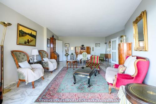 - un salon avec de nombreuses chaises et une table dans l'établissement Havre de paix.Les Belles Terres.4 pers.Piscine, à Nice