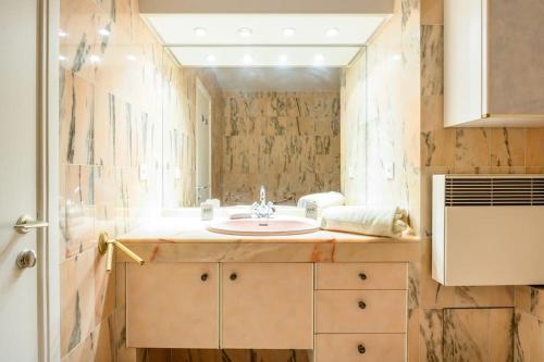 une salle de bain avec un lavabo et un miroir dans l'établissement Havre de paix.Les Belles Terres.4 pers.Piscine, à Nice