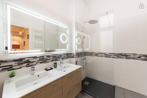 een witte badkamer met een wastafel en een douche bij Perfect to visit Lyon with family or friends AIL in Lyon
