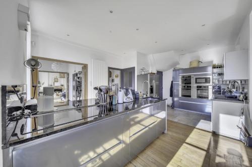una grande cucina con pareti bianche e bancone di Le Château de Palleau a Palleau