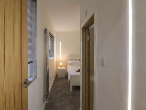 pasillo que conduce a un dormitorio con cama en Frankies Seaview 3, en Bridlington