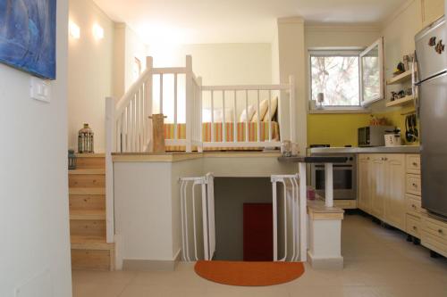 una cocina con una barra con una escalera. en Villa Sun, en Golem