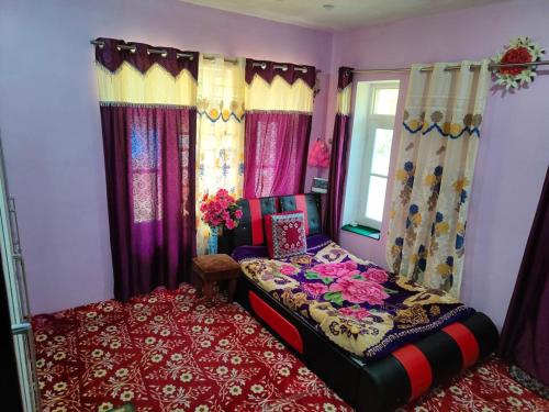 um quarto com uma cama e uma janela em Habib Guest House (Gulmarg) em Gulmarg