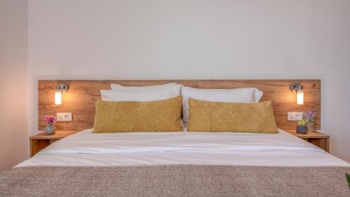 Postel nebo postele na pokoji v ubytování Kaliviani Traditional Hotel