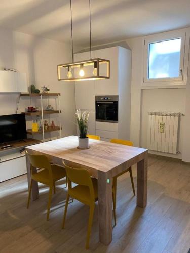 een eettafel en stoelen in een keuken bij Casa Marì in Sulzano