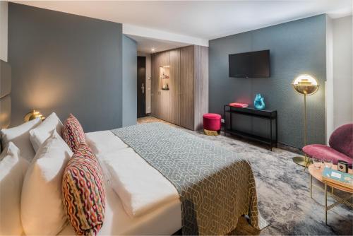 a hotel room with a bed and a television at Hotel du Nord in Hamburg