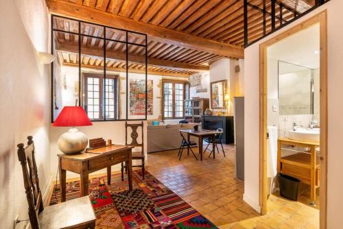 Il comprend un salon avec un bureau et une cuisine. dans l'établissement Lugdunum at the heart of the old Lyon AIL, à Lyon