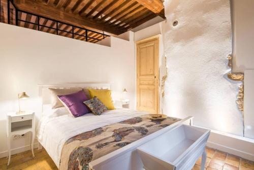 une chambre avec un grand lit dans une pièce dans l'établissement Lugdunum at the heart of the old Lyon AIL, à Lyon