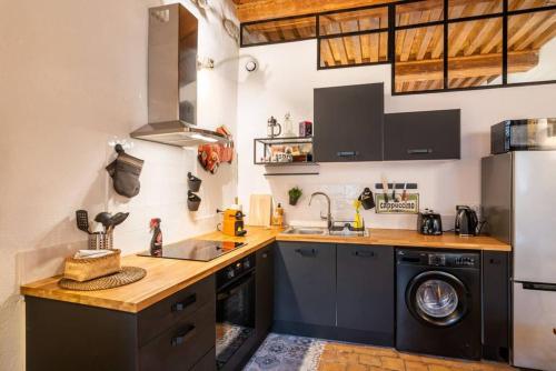 une cuisine avec un évier et un lave-vaisselle dans l'établissement Lugdunum at the heart of the old Lyon AIL, à Lyon