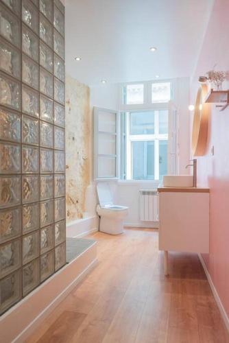 une salle de bain avec toilettes et fenêtre dans l'établissement Le Rainbow, Beau T2, Centre Historique, Comédie, à Montpellier