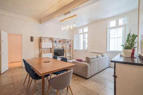 un salon avec une table et un canapé dans l'établissement Le Rainbow, Beau T2, Centre Historique, Comédie, à Montpellier