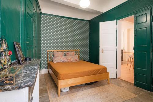 une chambre avec un lit et un mur végétal dans l'établissement Le Rainbow, Beau T2, Centre Historique, Comédie, à Montpellier