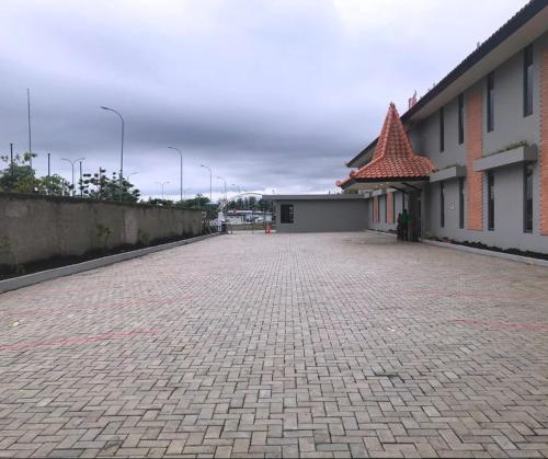 um parque de estacionamento de tijolos vazio ao lado de um edifício em Swiss-Belexpress Rest Area KM 164, Cipali em Majalengka