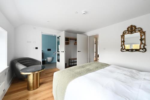 Ένα ή περισσότερα κρεβάτια σε δωμάτιο στο Beach side apartments in Pett Level near Rye in East Sussex