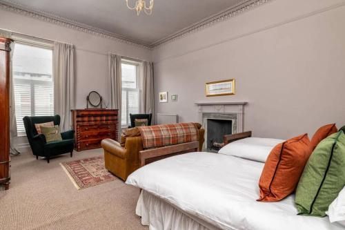 um quarto com 2 camas e uma lareira em 6 Howard Place em St. Andrews