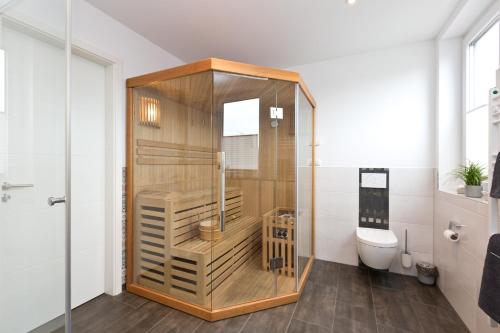 La salle de bains est pourvue d'une douche et de toilettes. dans l'établissement SEENsucht - b47541, à Malchow