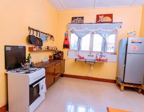 Ảnh trong thư viện ảnh của FARAJA HOMESTAY- Seamless Comfort in the Heart of the City - Free WiFi, Warm Hospitality, and Local Delights Await ở Moshi