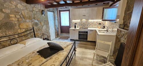 Una pequeña cocina con una cama en una habitación en Il Gaudente B&B, en Santa Fiora