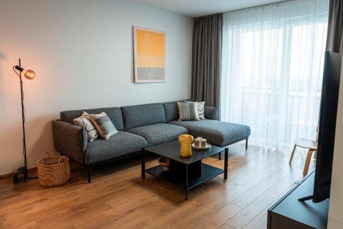un soggiorno con divano e tavolo di Luxury city center apartment - parking included a Košice