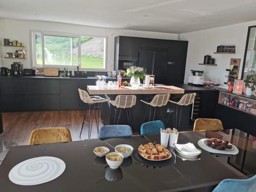 una cocina con una mesa con comida. en villa florian et vally, en Charvonnex