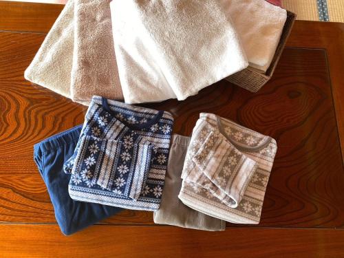 um grupo de toalhas sentadas em cima de uma mesa em 農家古民家ねこざえもん奥屋敷 Nekozaemon-Gest house em Nishiwada