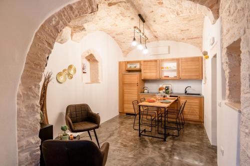 切列梅薩皮卡的住宿－Casita 32，厨房以及带桌椅的用餐室。