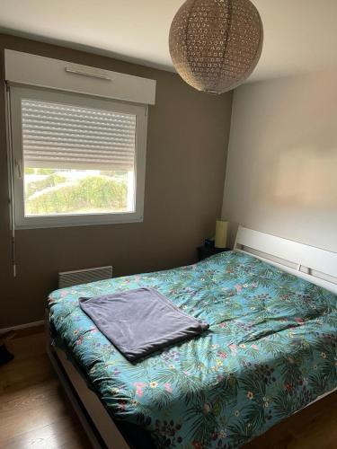 une chambre avec un lit avec une couverture dessus dans l'établissement Sevrier, appartement 73M2 avec terrasse , 4pers, à Sévrier