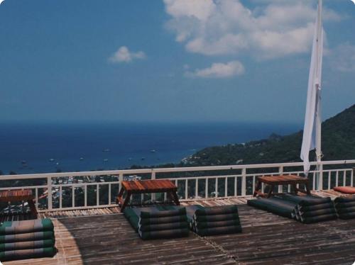 eine Terrasse mit Liegen und Stühlen auf einem Kreuzfahrtschiff in der Unterkunft Exotic Stay Koh Tao in Ko Tao