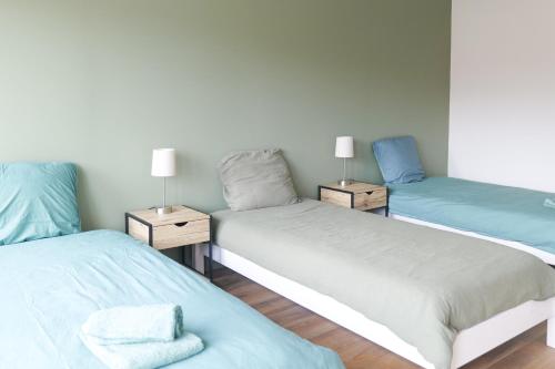 Cette chambre comprend 2 lits jumeaux et 2 lampes. dans l'établissement Jolie maison rénovée proche centre ville Les Sables 9 personnes, à Les Sables-dʼOlonne