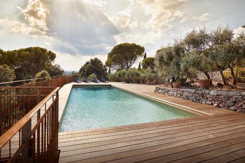 une grande piscine avec une terrasse en bois dans l'établissement Nouvelle Annonce Bastide Saint Louis du Thoronet, à Carcès