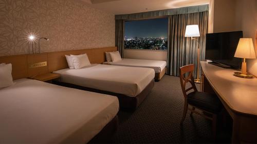 東京にある東武ホテルレバント東京のベッド2台と窓が備わるホテルルームです。