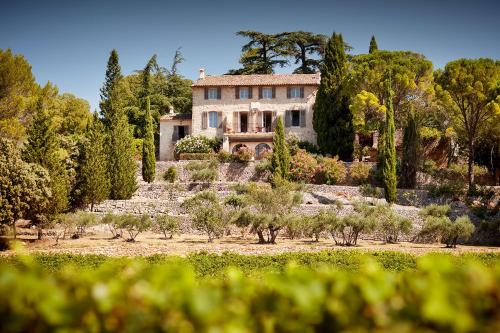 une maison sur une colline avec des arbres et des buissons dans l'établissement Nouvelle Annonce Bastide Saint Louis du Thoronet, à Carcès