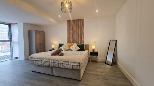 a bedroom with a large bed in a room at Premium CITY APARTMENT near Harry Potter Studio and Luton Airport in Hemel Hempstead