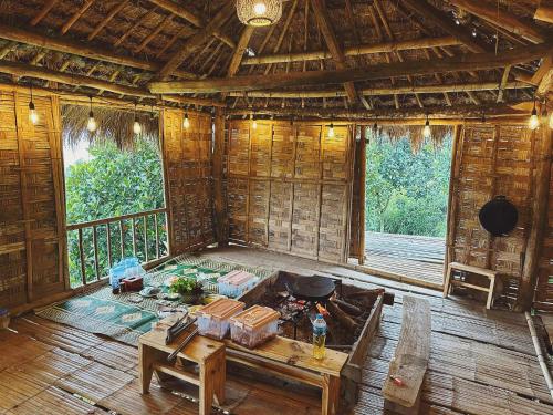un salon avec un canapé et une table dans l'établissement La Montana De Luong Son, à Chân Miên