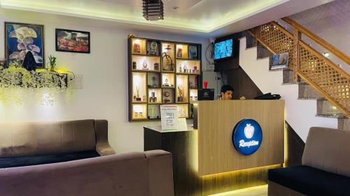 Lobi atau kawasan kaunter penerimaan di Hotel Apple Tree Restaurant & Cafe Bhaderwah