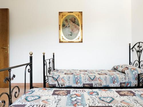 sypialnia z łóżkiem i obrazem na ścianie w obiekcie Residenza Armonia w mieście Roseto degli Abruzzi