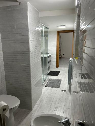 uma casa de banho com um lavatório e um WC em Appartamento Regina Margherita em Nápoles