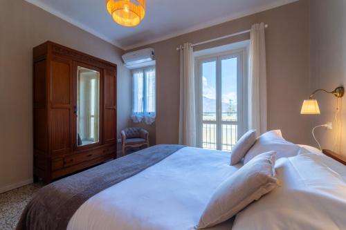Schlafzimmer mit einem großen weißen Bett und einem Fenster in der Unterkunft Lotus Apartment by Wonderful Italy in Bellagio