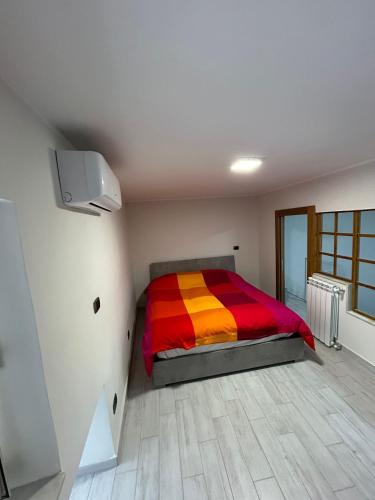 - une chambre avec un lit et une couverture colorée dans l'établissement Appartamento Regina Margherita, à Naples