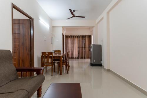 Χώρος καθιστικού στο Aishwaryam Service Apartment