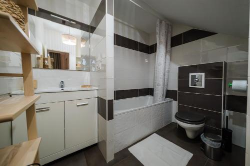 une salle de bain avec toilettes et lavabo dans l'établissement Quiet central Lyon AIL, à Lyon