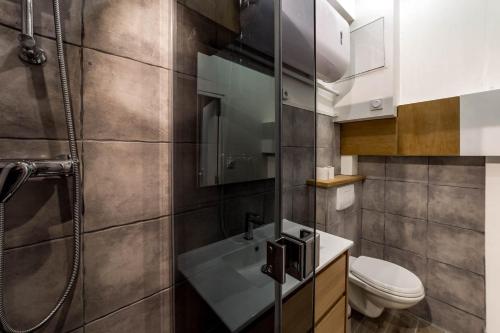 une salle de bain avec une douche, des toilettes et un lavabo dans l'établissement Quiet studio Center Lyon AIL, à Lyon