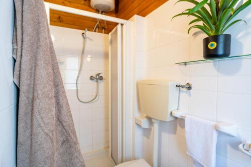 uma casa de banho com um WC e um chuveiro em Italia Family Camping Village Viareggio em Torre del Lago Puccini