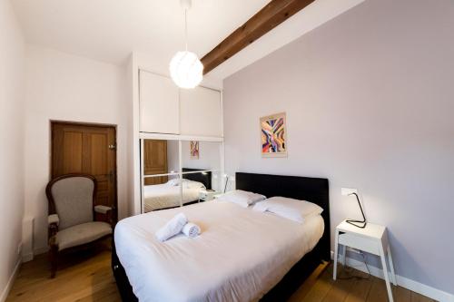 - une chambre avec deux lits et une chaise dans l'établissement Large duplex in the heart of Old Lyon, à Lyon