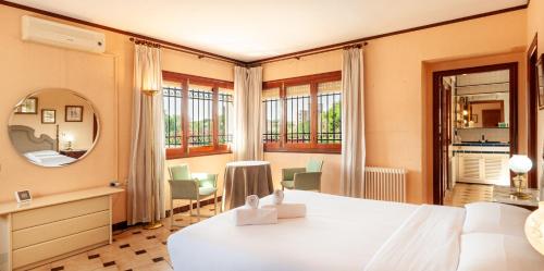 una camera da letto con un letto bianco e uno specchio di Myflats Villa Albufereta Hideaway ad Alicante